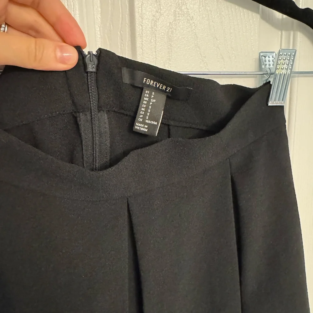 Elegant Black Pleated Skirt - Midi length - Picture 2 of 3